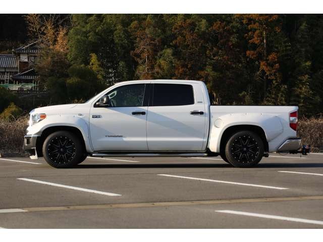 トヨタ　タンドラ　クルーマックスＳＲ５入庫しました！カスタム多数の１台です！オーバーフェンダー　ローダウン　ＦＵＥＬ２０ＡＷ　ナビ　Ｂカメラ　唯一無二のスタイルです！お気軽にお問い合わせください！