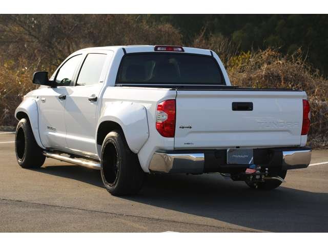 トヨタ　タンドラ　クルーマックスＳＲ５入庫しました！カスタム多数の１台です！オーバーフェンダー　ローダウン　ＦＵＥＬ２０ＡＷ　ナビ　Ｂカメラ　唯一無二のスタイルです！お気軽にお問い合わせください！
