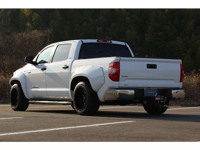 トヨタ　タンドラ　クルーマックスＳＲ５入庫しました！カスタム多数の１台です！オーバーフェンダー　ローダウン　ＦＵＥＬ２０ＡＷ　ナビ　Ｂカメラ　唯一無二のスタイルです！お気軽にお問い合わせください！