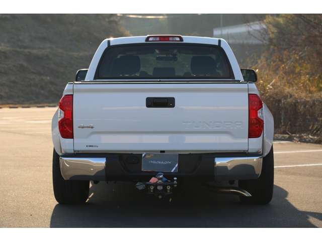 トヨタ　タンドラ　クルーマックスＳＲ５入庫しました！カスタム多数の１台です！オーバーフェンダー　ローダウン　ＦＵＥＬ２０ＡＷ　ナビ　Ｂカメラ　唯一無二のスタイルです！お気軽にお問い合わせください！