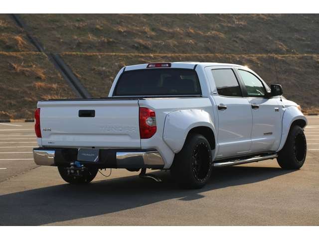 トヨタ　タンドラ　クルーマックスＳＲ５入庫しました！カスタム多数の１台です！オーバーフェンダー　ローダウン　ＦＵＥＬ２０ＡＷ　ナビ　Ｂカメラ　唯一無二のスタイルです！お気軽にお問い合わせください！
