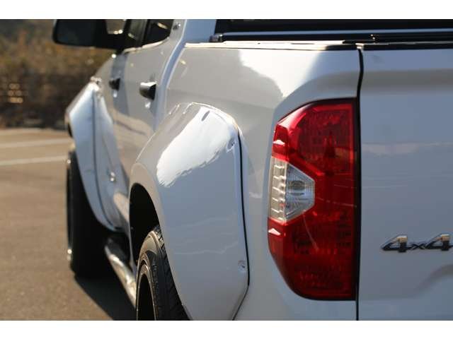 トヨタ　タンドラ　クルーマックスＳＲ５入庫しました！カスタム多数の１台です！オーバーフェンダー　ローダウン　ＦＵＥＬ２０ＡＷ　ナビ　Ｂカメラ　唯一無二のスタイルです！お気軽にお問い合わせください！