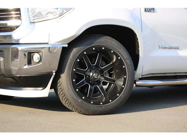 トヨタ　タンドラ　クルーマックスＳＲ５入庫しました！カスタム多数の１台です！オーバーフェンダー　ローダウン　ＦＵＥＬ２０ＡＷ　ナビ　Ｂカメラ　唯一無二のスタイルです！お気軽にお問い合わせください！