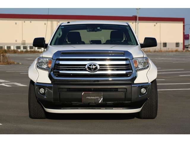 トヨタ　タンドラ　クルーマックスＳＲ５入庫しました！カスタム多数の１台です！オーバーフェンダー　ローダウン　ＦＵＥＬ２０ＡＷ　ナビ　Ｂカメラ　唯一無二のスタイルです！お気軽にお問い合わせください！