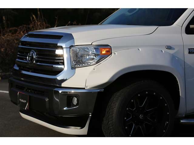 トヨタ　タンドラ　クルーマックスＳＲ５入庫しました！カスタム多数の１台です！オーバーフェンダー　ローダウン　ＦＵＥＬ２０ＡＷ　ナビ　Ｂカメラ　唯一無二のスタイルです！お気軽にお問い合わせください！