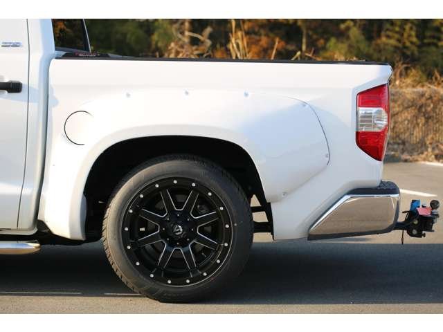トヨタ　タンドラ　クルーマックスＳＲ５入庫しました！カスタム多数の１台です！オーバーフェンダー　ローダウン　ＦＵＥＬ２０ＡＷ　ナビ　Ｂカメラ　唯一無二のスタイルです！お気軽にお問い合わせください！