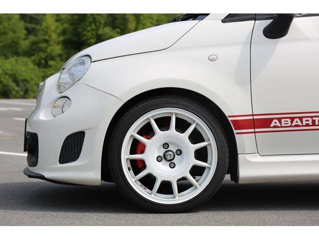 アバルト５００　入庫しました！　５速ミッション　スロットルコントローラー　Ｂｌｕｅｔｏｏｔｈ接続可能　ＥＴＣ　ＯＺ１７インチアルミホイール　シートローダウン　お気軽にお問い合わせください！