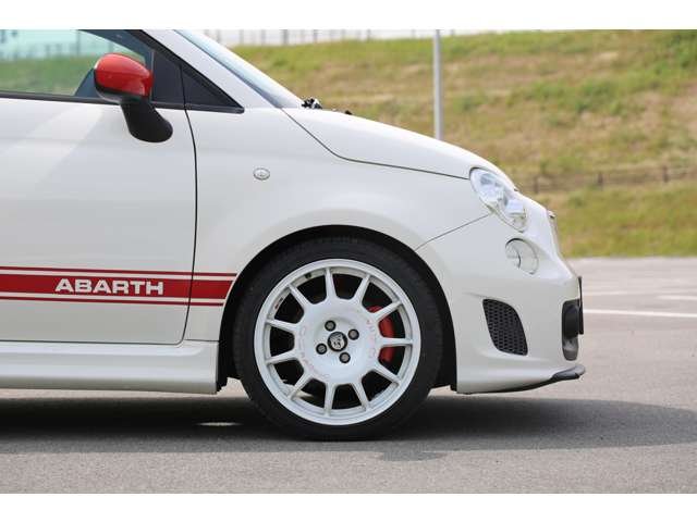 アバルト５００　入庫しました！　５速ミッション　スロットルコントローラー　Ｂｌｕｅｔｏｏｔｈ接続可能　ＥＴＣ　ＯＺ１７インチアルミホイール　シートローダウン　お気軽にお問い合わせください！