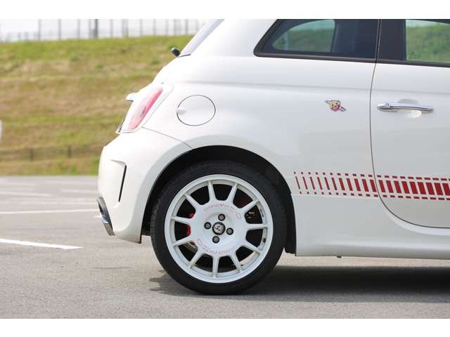 アバルト５００　入庫しました！　５速ミッション　スロットルコントローラー　Ｂｌｕｅｔｏｏｔｈ接続可能　ＥＴＣ　ＯＺ１７インチアルミホイール　シートローダウン　お気軽にお問い合わせください！