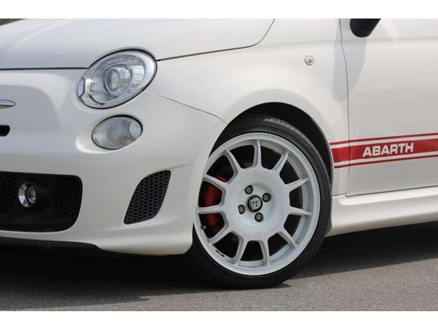 アバルト５００　入庫しました！　５速ミッション　スロットルコントローラー　Ｂｌｕｅｔｏｏｔｈ接続可能　ＥＴＣ　ＯＺ１７インチアルミホイール　シートローダウン　お気軽にお問い合わせください！