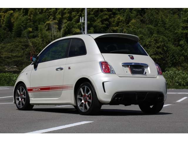 アバルト５００入庫しました！　５速ミッション　赤革シート　純正オーディオ　ステアリングリモコン　純正ホイール　マニュアル操作で楽しいお車です！お気軽にお問い合わせください！