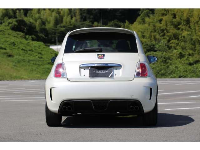 アバルト５００入庫しました！　５速ミッション　赤革シート　純正オーディオ　ステアリングリモコン　純正ホイール　マニュアル操作で楽しいお車です！お気軽にお問い合わせください！