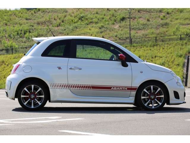 アバルト５００入庫しました！　５速ミッション　赤革シート　純正オーディオ　ステアリングリモコン　純正ホイール　マニュアル操作で楽しいお車です！お気軽にお問い合わせください！