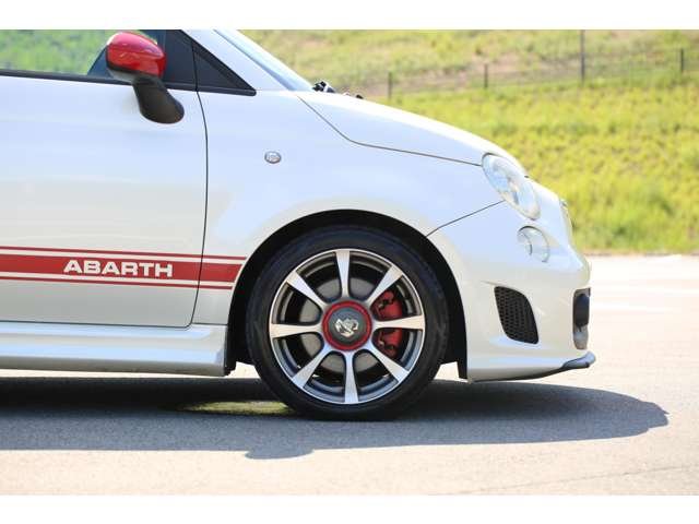 アバルト５００入庫しました！　５速ミッション　赤革シート　純正オーディオ　ステアリングリモコン　純正ホイール　マニュアル操作で楽しいお車です！お気軽にお問い合わせください！