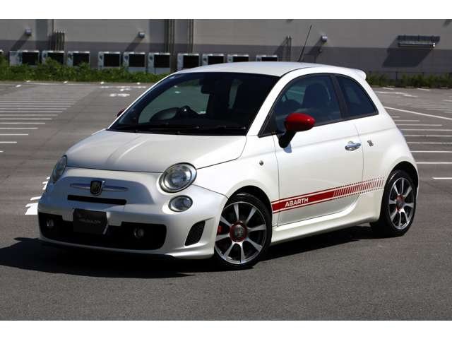 アバルト５００入庫しました！　５速ミッション　赤革シート　純正オーディオ　ステアリングリモコン　純正ホイール　マニュアル操作で楽しいお車です！お気軽にお問い合わせください！