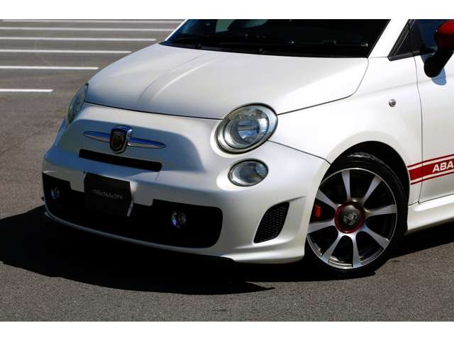 アバルト５００入庫しました！　５速ミッション　赤革シート　純正オーディオ　ステアリングリモコン　純正ホイール　マニュアル操作で楽しいお車です！お気軽にお問い合わせください！