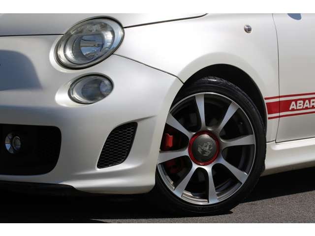 アバルト５００入庫しました！　５速ミッション　赤革シート　純正オーディオ　ステアリングリモコン　純正ホイール　マニュアル操作で楽しいお車です！お気軽にお問い合わせください！