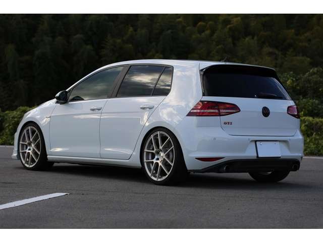 ゴルフＧＴＩ入庫しました！ワンオーナー　ＡＶＡＮＧＡＲＤＥ１９インチＡＷ　ＸＹＺ車高調　スマートキー２個　ナビ　ＴＶ　バックカメラ　社外ブースト計　お気軽にお問い合わせください！