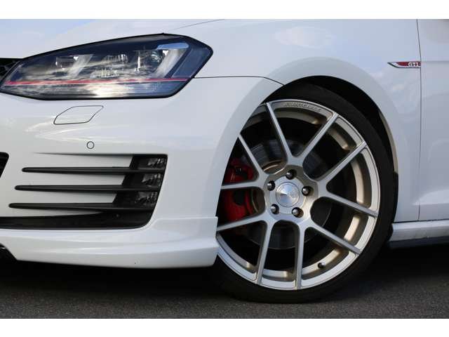 ゴルフＧＴＩ入庫しました！ワンオーナー　ＡＶＡＮＧＡＲＤＥ１９インチＡＷ　ＸＹＺ車高調　スマートキー２個　ナビ　ＴＶ　バックカメラ　社外ブースト計　お気軽にお問い合わせください！