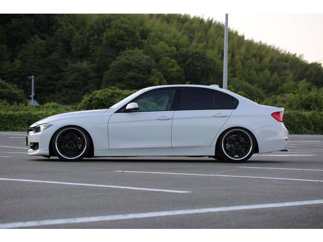 ＢＭＷ　３２８ｉ　入庫しました！ＴＥＩＮ車高調　ＡＣシュニッツァーフロントスポイラー　ナビ　ＴＶ　バックカメラ　ＥＴＣ　スマートキー　レザーシート　装備充実です！お気軽にお問い合わせください！