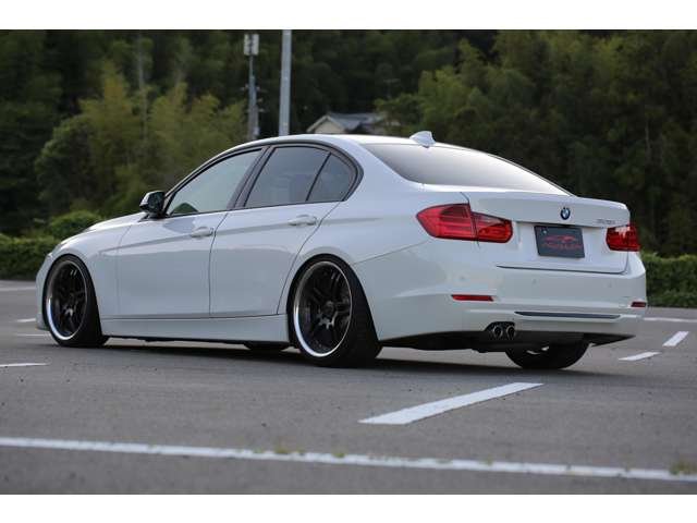 ＢＭＷ　３２８ｉ　入庫しました！ＴＥＩＮ車高調　ＡＣシュニッツァーフロントスポイラー　ナビ　ＴＶ　バックカメラ　ＥＴＣ　スマートキー　レザーシート　装備充実です！お気軽にお問い合わせください！