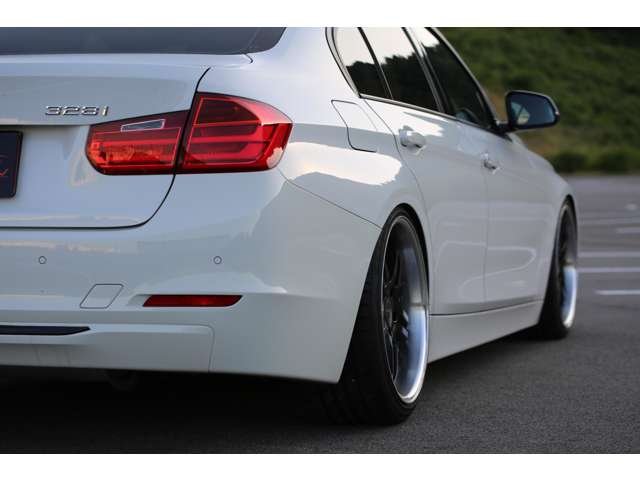 ＢＭＷ　３２８ｉ　入庫しました！ＴＥＩＮ車高調　ＡＣシュニッツァーフロントスポイラー　ナビ　ＴＶ　バックカメラ　ＥＴＣ　スマートキー　レザーシート　装備充実です！お気軽にお問い合わせください！