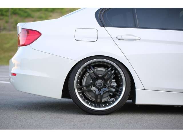 ＢＭＷ　３２８ｉ　入庫しました！ＴＥＩＮ車高調　ＡＣシュニッツァーフロントスポイラー　ナビ　ＴＶ　バックカメラ　ＥＴＣ　スマートキー　レザーシート　装備充実です！お気軽にお問い合わせください！