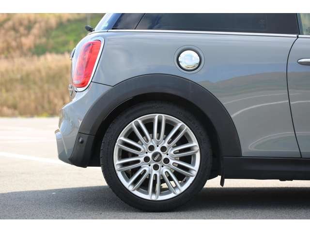 ＭＩＮＩクーパーＳＤ入庫しました！　ナビ　ＴＶ　バックカメラ　スマートキー　エンジンプッシュスタート　おしゃれなグレーツートンです！お気軽にお問い合わせください！