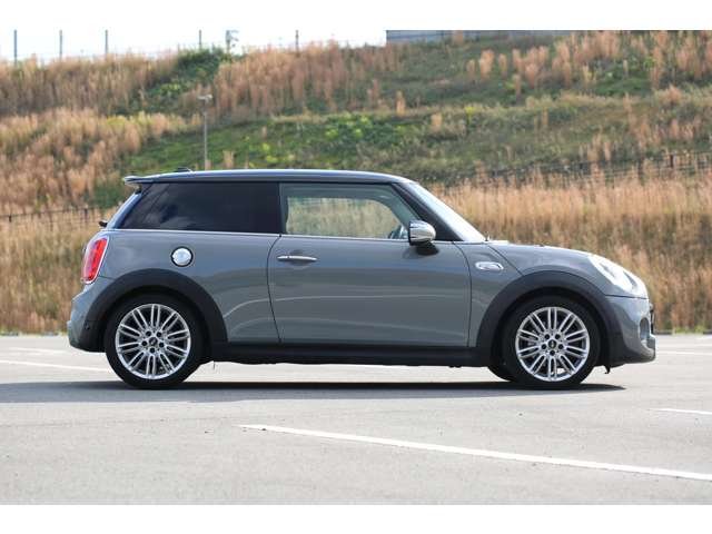 ＭＩＮＩクーパーＳＤ入庫しました！　ナビ　ＴＶ　バックカメラ　スマートキー　エンジンプッシュスタート　おしゃれなグレーツートンです！お気軽にお問い合わせください！
