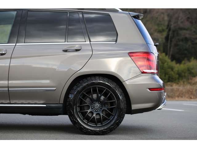 ＧＬＫ３５０　入庫しました！お洒落なブラウンカラーです！社外ＡＷとオールテレーンタイヤでアウトドアな雰囲気に仕上がってます！お気軽にお問い合わせください！