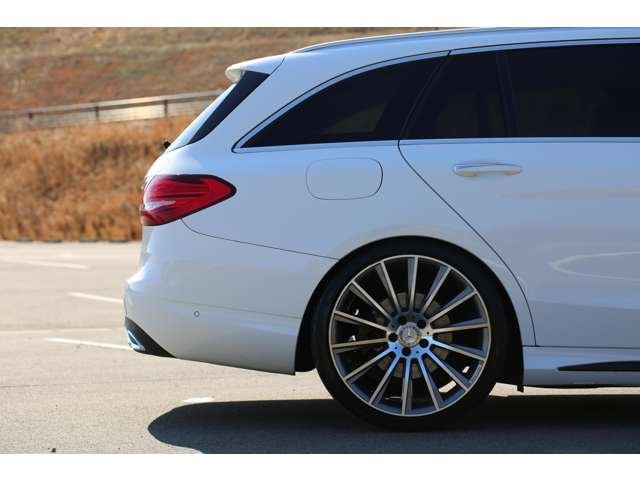 Ｃ６３ルックエアロ　２０ＡＷ　ダウンサス　純正ナビ　バックカメラ　ＥＴＣ　Ｂｌｕｅｔｏｏｔｈ接続　パワーバックドア　程よくカスタムされた１台です！お気軽にお問い合わせください！