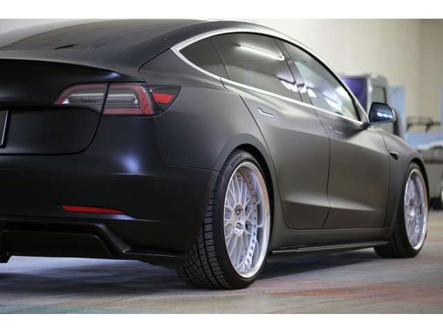 テスラモデル３　パフォーマンス　入庫しました。ＷＯＲＫ２０ＡＷ　ダウンサス　アーティシャンスピリッツエアロ　ＥＴＣ　３６０度カメラ　オートパイロット