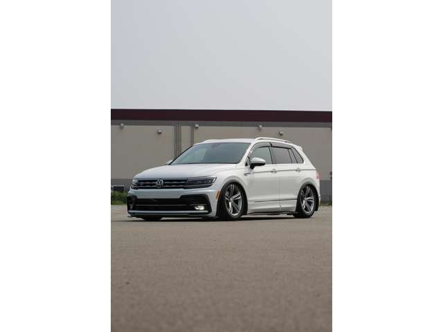 ティグアン　ＴＳＩ　Ｒライン　入庫しました！エアサス公認　Ｐｌｏｏｍエアサス　エアサスリモコン　ＵＳサイドマーカー　フロントナンバースムージング　かっこよく仕上がっております！