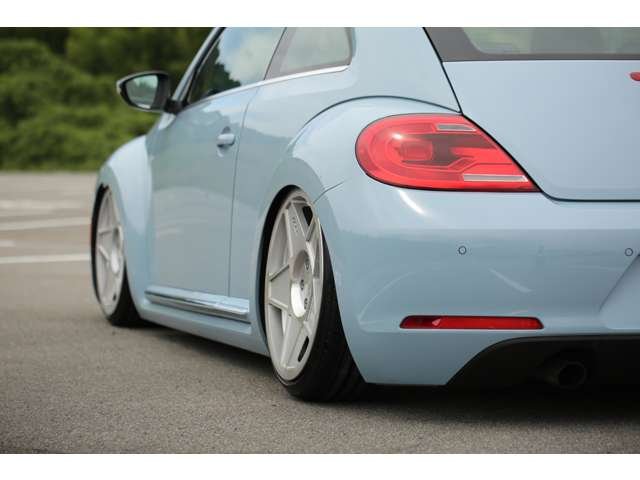 フォルクスワーゲン　ザ・ビートル　入庫しました！　ＡＩＲＭＥＸＴエアサス公認　アルパインナビ　ＵＳサイドマーカー　３ＳＤＭホイール　４本新品タイヤ　エアサスリモコン　社外シフトノブ　カスタム多数です！