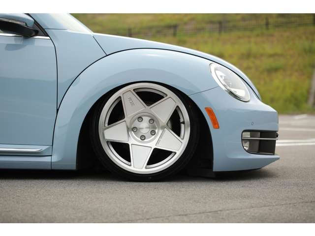 フォルクスワーゲン　ザ・ビートル　入庫しました！　ＡＩＲＭＥＸＴエアサス公認　アルパインナビ　ＵＳサイドマーカー　３ＳＤＭホイール　４本新品タイヤ　エアサスリモコン　社外シフトノブ　カスタム多数です！