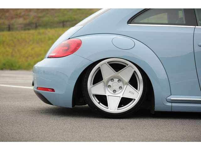 フォルクスワーゲン　ザ・ビートル　入庫しました！　ＡＩＲＭＥＸＴエアサス公認　アルパインナビ　ＵＳサイドマーカー　３ＳＤＭホイール　４本新品タイヤ　エアサスリモコン　社外シフトノブ　カスタム多数です！