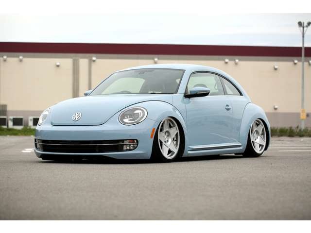 フォルクスワーゲン　ザ・ビートル　入庫しました！　ＡＩＲＭＥＸＴエアサス公認　アルパインナビ　ＵＳサイドマーカー　３ＳＤＭホイール　４本新品タイヤ　エアサスリモコン　社外シフトノブ　カスタム多数です！