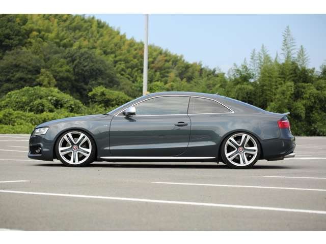 アウディＳ５入庫しました！車高調・２０インチＡＷ　スーパースプリントマフラー　赤革シート　ナビ　バックカメラ　ＣＤ再生　ＤＶＤ再生　リアスポイラー　スロコン　装備充実です！