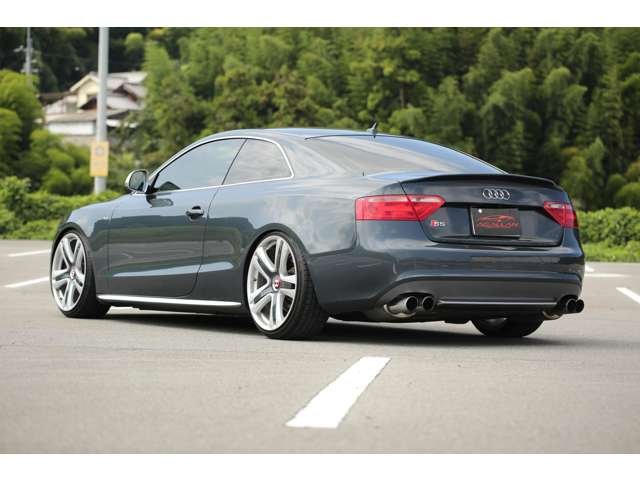 アウディＳ５入庫しました！車高調・２０インチＡＷ　スーパースプリントマフラー　赤革シート　ナビ　バックカメラ　ＣＤ再生　ＤＶＤ再生　リアスポイラー　スロコン　装備充実です！