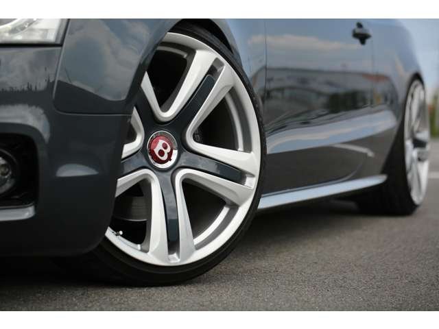 アウディＳ５入庫しました！車高調・２０インチＡＷ　スーパースプリントマフラー　赤革シート　ナビ　バックカメラ　ＣＤ再生　ＤＶＤ再生　リアスポイラー　スロコン　装備充実です！